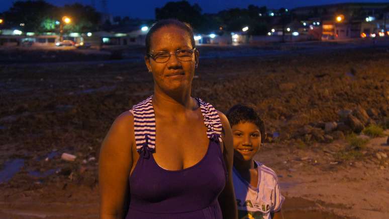 Nieres e filho reclamam de transtornos causados pelas obras do Ramal da Copa, em Pernambuco