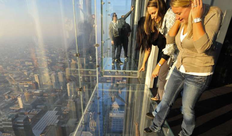 <p>No Skydeck do edifício Willis Tower, em Chicago, os turistas podem ver a cidade a partir de pisos de vidro</p>