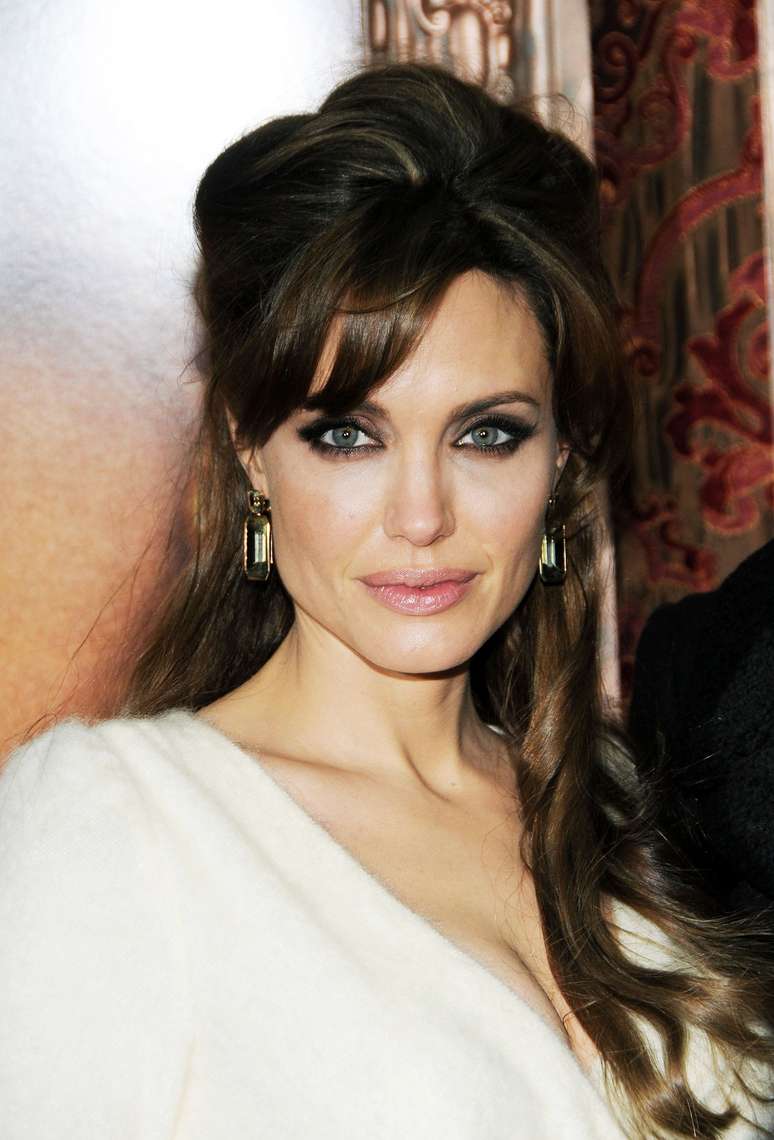 Angelina Jolie valoriza o rosto quadrado com topete alto 