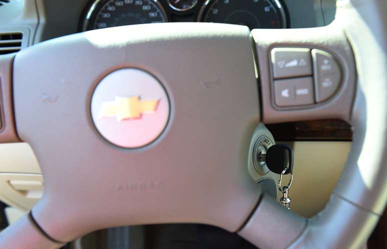 <p>Problema com a chave de ignição pode fazer com que ela saia de posição, parando o veículo e desabilitando os airbags</p>