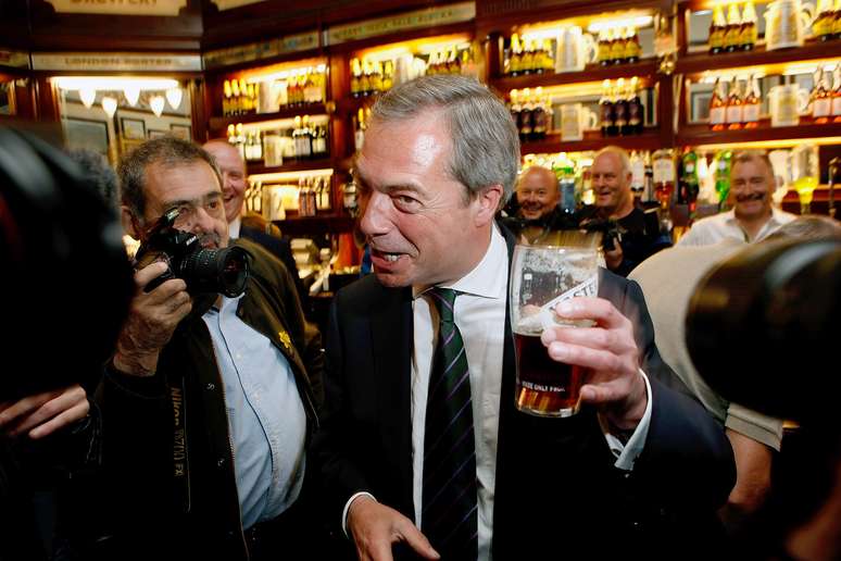 <p>Nigel Farage, l&iacute;der do Partido pela Independ&ecirc;ncia do Reino Unido (UKIP),&nbsp;bebe cerveja escura em bar do Parlamento brit&acirc;nico na segunda-feira,&nbsp;26 de maio&nbsp;</p>