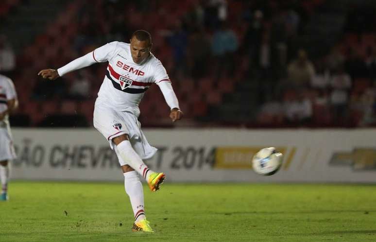 Luís Fabiano arrisca chute no empate do São Paulo