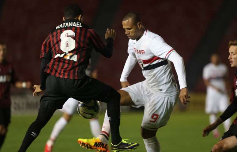 Luís Fabiano participou bastante da partida e fez gol de mão de forma acidental