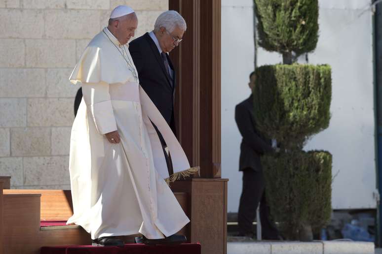 <p>Papa Francisco caminha ao lado do presidente palestino, Mahmoud Abbas, no último dia 25</p>