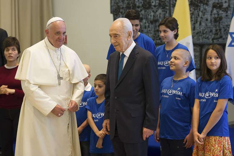 <p>Papa fica ao lado do presidente de Israel, Shimon Peres, em sua residência presidencial, em Jerusalém</p>