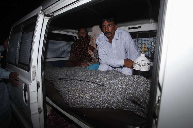 <p>O viúvo Mohammad Iqbal revelou que matou a ex-esposa. Na foto, ele aparece ao lafo do corpo de Farzana, morta por apedrejamento pela família</p><p> </p>