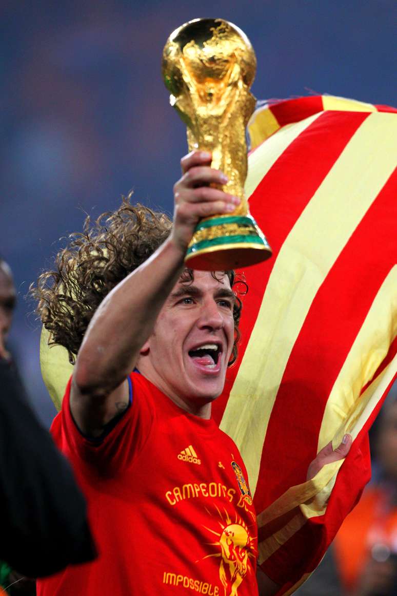 Campeão Mundial em 2010, o zagueiro Carles Puyol aparece na 64ª posição, à frente de seu compatriota Andrés Iniesta