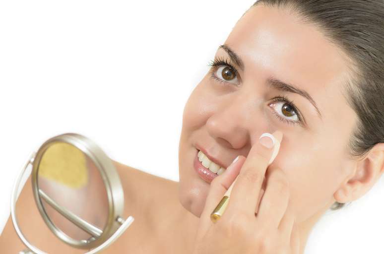 Mulheres com marcas de acne, facilmente visíveis nas regiões do nariz e maçãs do rosto, devem usar base e corretivo em creme ou em pó, mas com efeito matte 