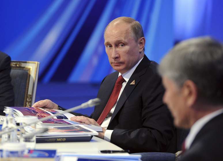 <p>Presidente russo, Vladimir Putin participa de uma reuni&atilde;o da Uni&atilde;o Econ&ocirc;mica da Eur&aacute;sia, em Astana, em 29 de maio</p>