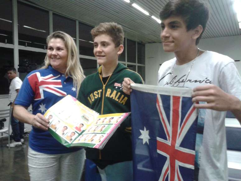 <p>Nascido na Austrália, Lukas levou álbum da Copa do Mundo para Aeroporto</p>