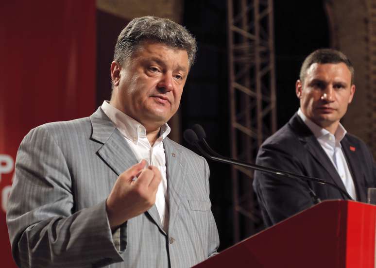 <p>Petro Poroshenko ordenou a criação de corredores humanitários para que os civis possam sair das áreas de combate no leste da Ucrânia e solicitou ao governo que organize o transporte, a alimentação e o atendimento médico dos deslocados</p>