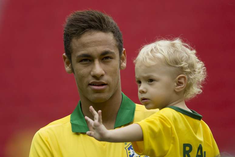 Apesar de jovem, Neymar é pai do menino Davi Lucca