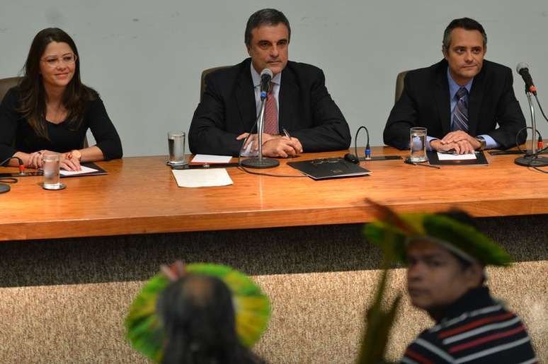 <p>&Iacute;ndios em reuni&atilde;o com o ministro Jos&eacute; Eduardo Cardoso</p>