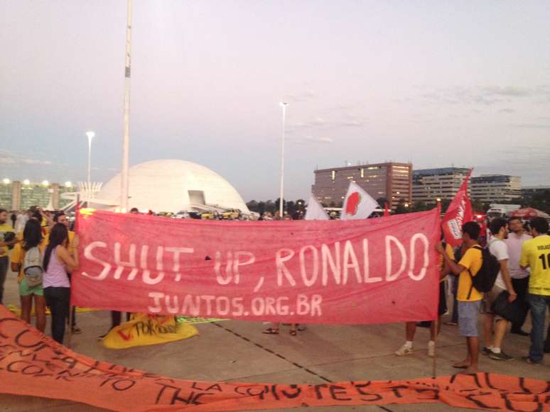 <p>Os manifestantes seguem para o estádio Mané Garrincha</p>