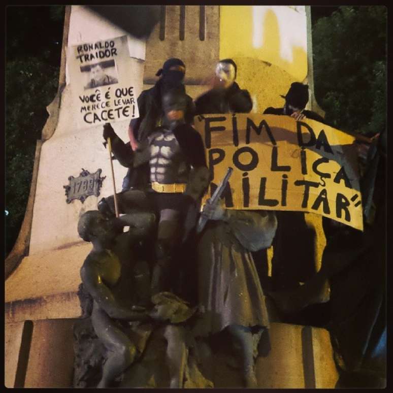 "Batman" chama o ex-jogador Ronaldo de "traidor" em protesto