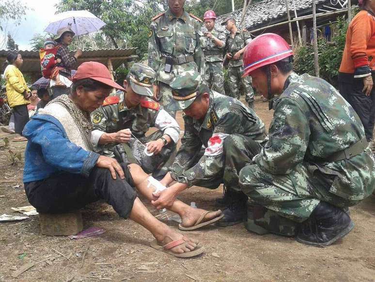 Mulher recebe tratamento após ficar ferida em decorrência do terremoto