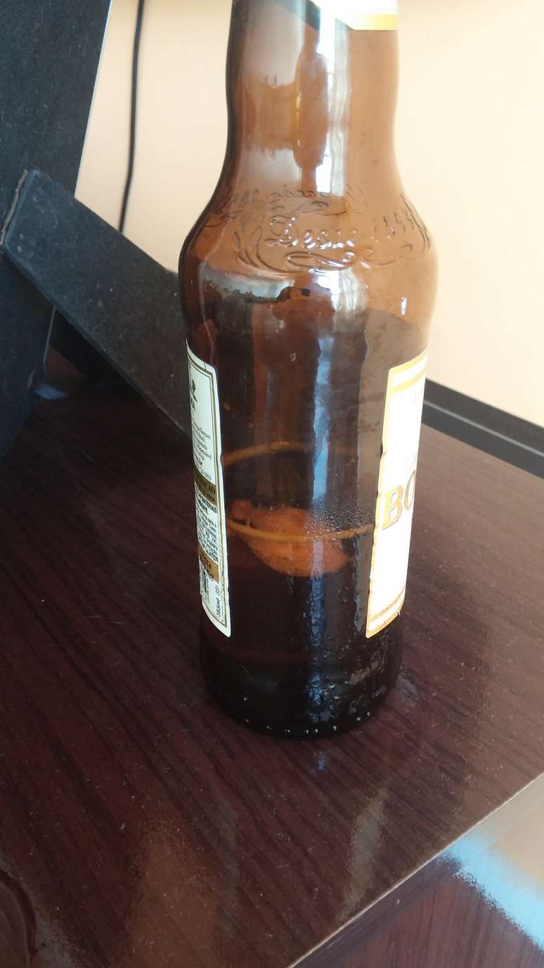 Cliente não soube identificar o que havia na garrafa