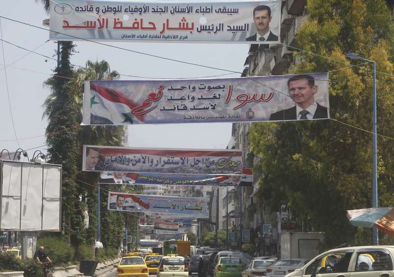 <p>Faixas com o rosto do atual presidente sírio, Bashar al-Assad, foram colocadas em ruas da cidade de Latika, em 24 de maio. As eleições presidenciais acontecem no dia 3 de junho</p>