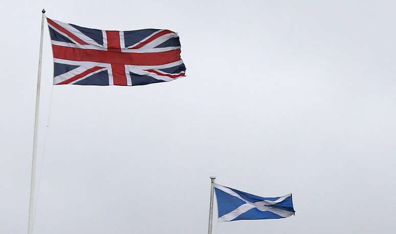 <p>Foto mostra as bandeiras do&nbsp;Reino Unido e da Esc&oacute;cia</p>