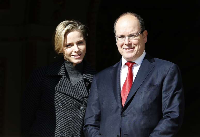 <p>Príncipe Albert II de Mônaco e princesa Charlene aparecem na sacada do palácio durante as festividades de Sainte-Dedique, em Mônaco, nesta foto de 27 de janeiro</p>
