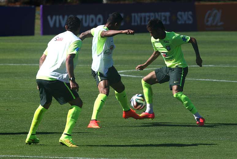 Neymar tenta jogada durante treino da Seleção