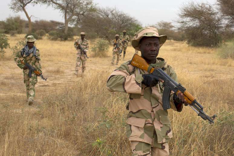 <p>Soldados nigerianos andam&nbsp;em linha durante uma miss&atilde;o de treinamento internacional liderada pelos EUA para as for&ccedil;as armadas africanas, em Diffa. Foto de&nbsp;3 de mar&ccedil;o</p>