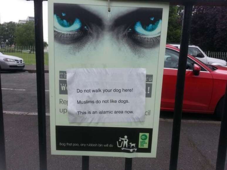 <p>Mensagem foi fixada em frente a uma propaganda sobre passeios com cães, em um parque popular da região</p>