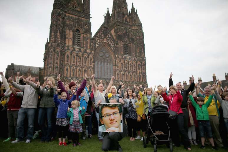 <p>Centenas de pessoas fizeram uma última homenagem ao jovem Stephen Sutton, vítima de câncer em 14 de maio, na Inglaterra</p>