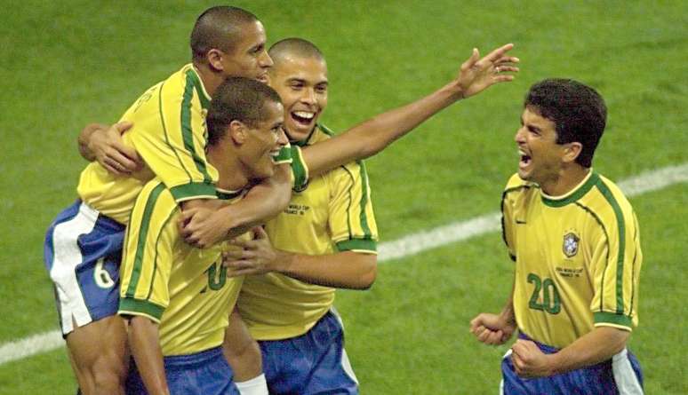 Companheiros de Ronaldo em 1998 eram mais experientes que os de Neymar em 2014