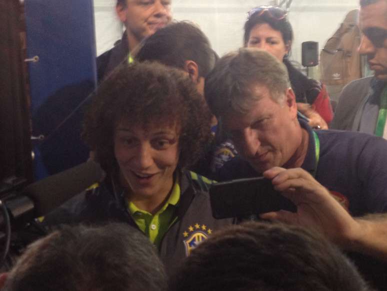 David Luiz tira selfie após entrevistas 