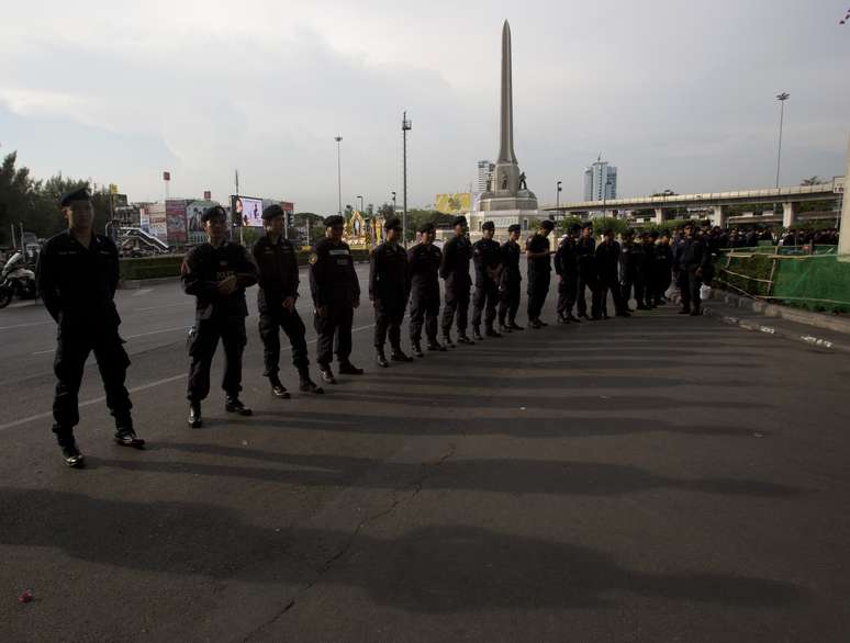 <p>Policiais montam guarda próximo ao Monumento da Vitória em Bangcoc, em 30 de maio</p><p> </p>