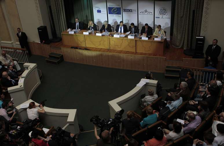 <p>Observadores internacionais da operação para a Segurança e Cooperação na Europa (OSCE) falam em coletiva de imprensa em Kiev, na Ucrânia, em 26 de maio;  4 equipes foram raptadas </p>