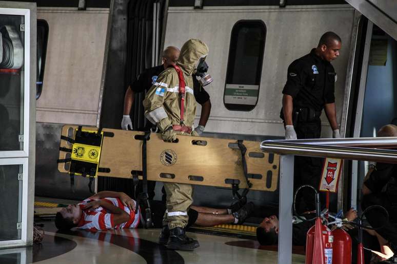 Simulação de atendimento em ataque de bomba radioativa na estação do metrô Cidade Nova no Rio de Janeiro