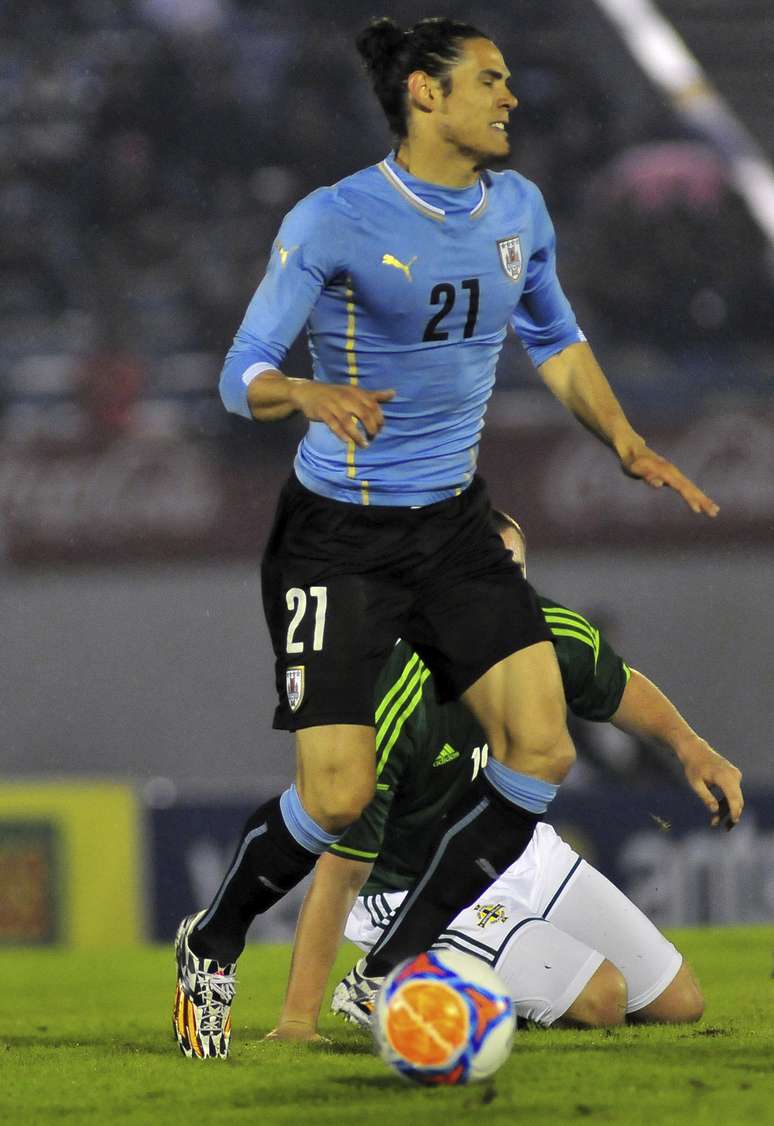Cavani foi titular do Uruguai em Montevidéu