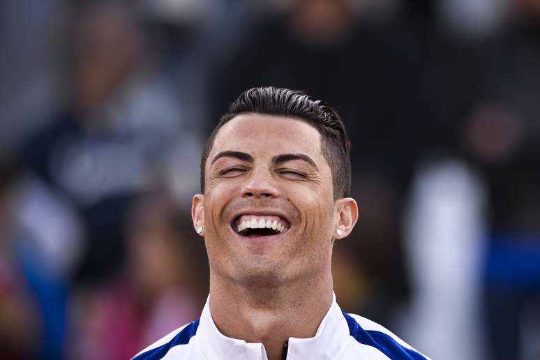<p>Com uma inflamação no tendão do joelho esquerdo, Cristiano Ronaldo está em tratamento intensivo para participar da estreia de Portugal na Copa do Mundo contra a Alemanha, no próximo dia 16 de junho</p>