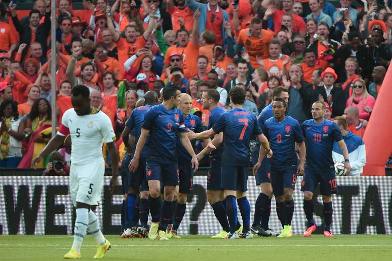 Holanda contou com gol de Van Persie para vencer