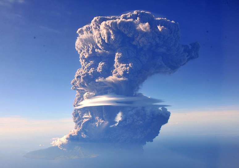 <p>O vulção indonésio lançou uma coluna de cinzas de até três quilômetros de altura</p>