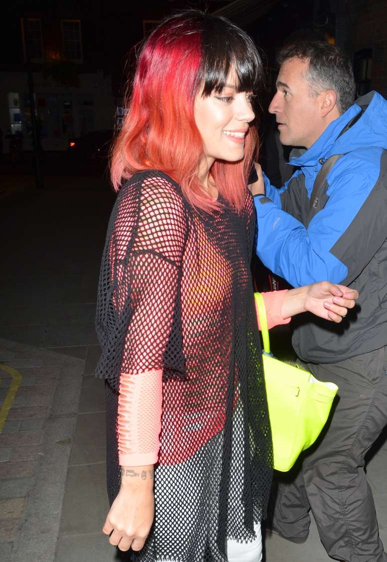 <p>Lily Allen surgiu com novo visual: ra&iacute;z escura e restante do cabelo em vermelho vivo</p>