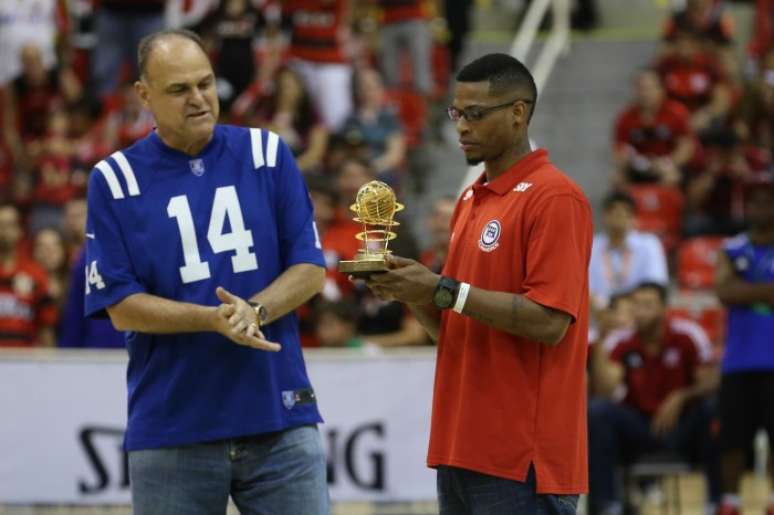 Oscar Schimdt entregou o prêmio de cestinha da temporada para Shamell