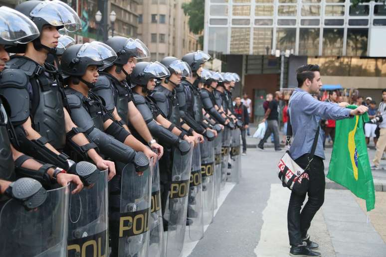 Policiais utilizam proteção chamada de "Robocop" durante protesto contra a Copa do Mundo 2014, em São Paulo