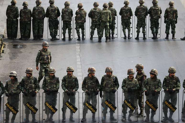 <p>Soldados tomam suas posições ao longo de estradas bloqueadas em torno do Monumento da Vitória,  em Bangcoc, em 30 de maio, onde manifestantes contrários ao golpe militar estavam se reunindo em dias anteriores</p>