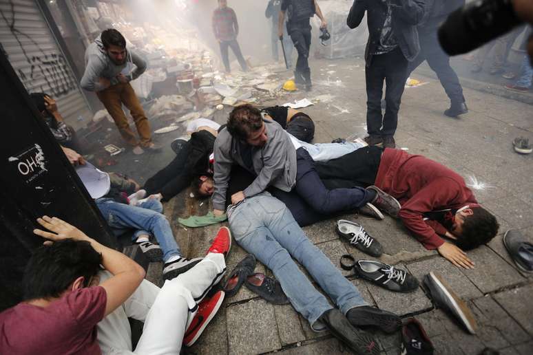 <p>Policias usaram g&aacute;s lacrimog&ecirc;neo para dispersar os manifestantes em Istambul, em 31 de maio</p>