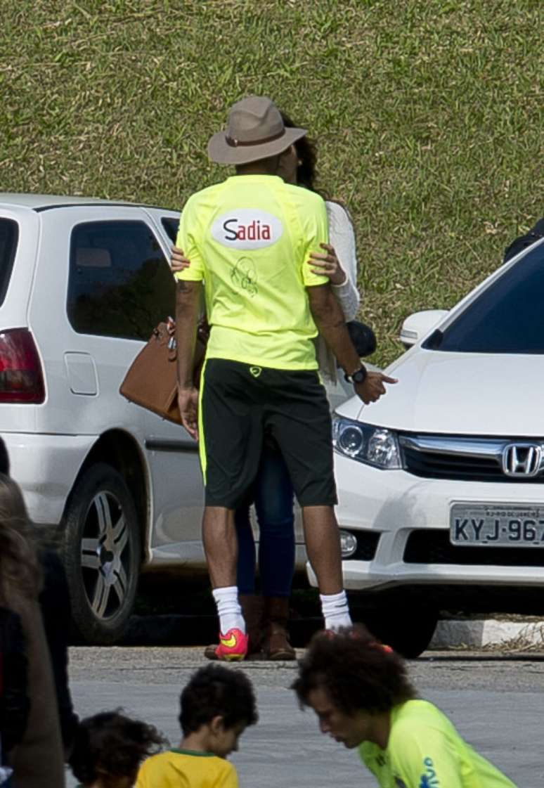 Neymar e Bruna Marquezine trocaram carinhos após o treinamento da Seleção Brasileira