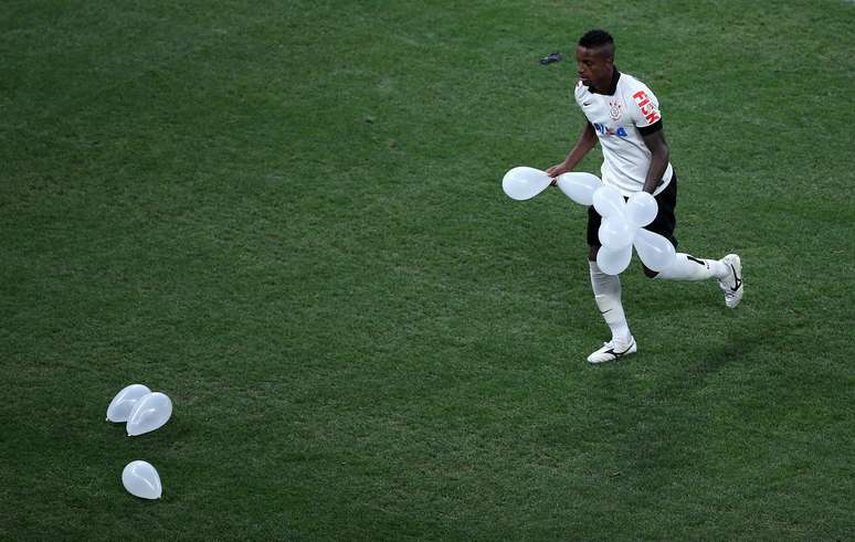 Cleber ajuda a retirar balões do gramado da Arena Corinthians