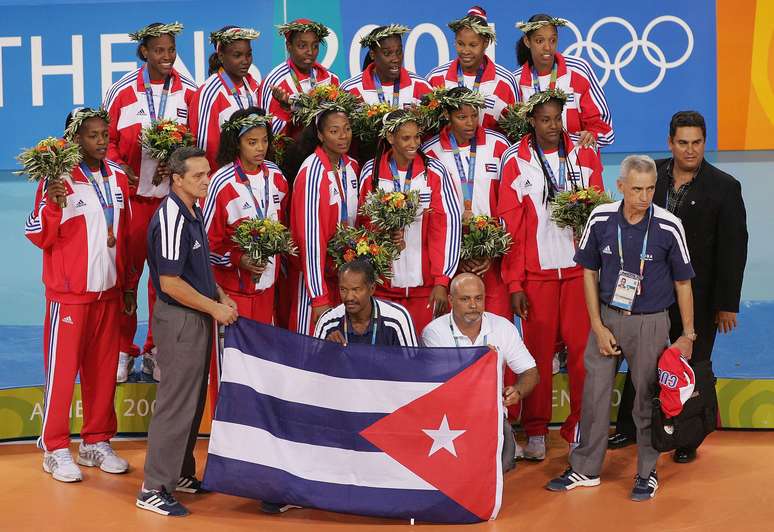 <p>Cubanas e Eugenio Lafita posam com medalha de bronze em Atenas 2004</p>