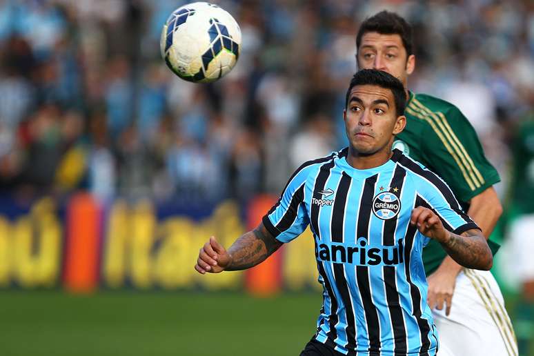 Dudu tenta dominar a bola e levar o Grêmio ao ataque diante do Palmeiras