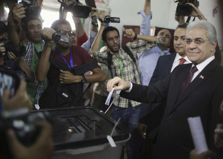 <p>O candidato da esquerda, Hamdeen Sabahi, deposita seu voto na capital, Cairo, em 26 de maio</p>