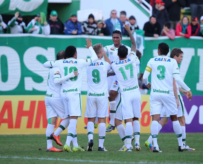 Chapecoense festeja vitória sobre Bahia, que deixa time fora da zona de rebaixamento