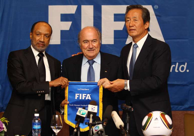 O catariano Mohamed Bin Hammam (à esq.) foi presidente da Federação Asiática de Futebol por nove anos e teria subornado dirigentes africanos