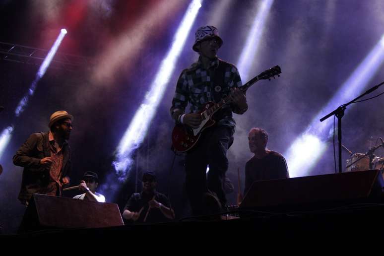 O show do Nação Zumbi contou com a participação especial do baterista João Barone